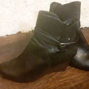 Wedged ankle boots